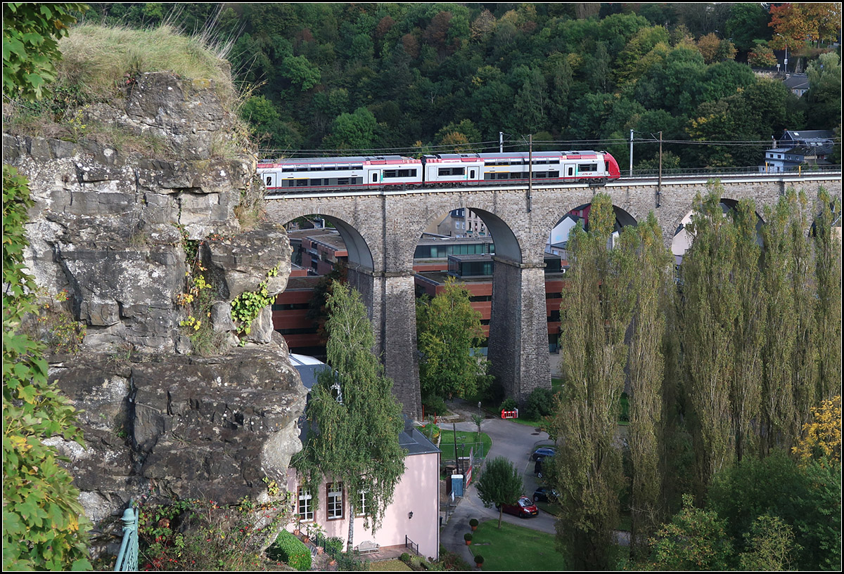 Über dem Tal der Alzette -

befährt ein Dosto-Triebzug der Baureihe 2200 den Clausener Viadukt in Luxemburg.

03.10.2017 (M)
