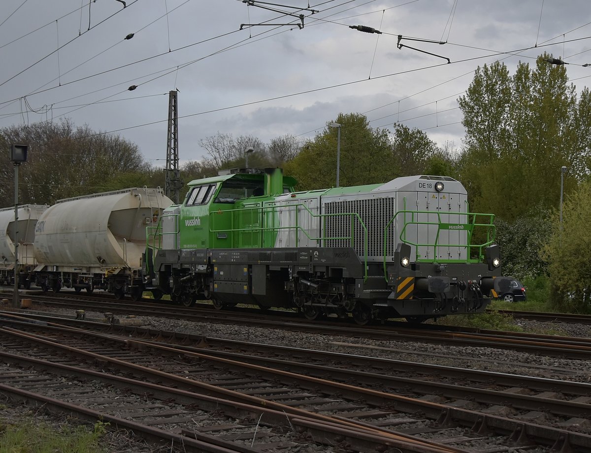 Über die Erftbahn erreicht die Vossloh DE18/9280 4185 015-9 D-VL mit ihrem Kesselwagenzug Grevenbroich und fährt gleich in Richtung Gustorf weiter. Es steht zu vermuten das sie Kalk für das Kraftwerk Frimmersdorf hat. 25.4.2017