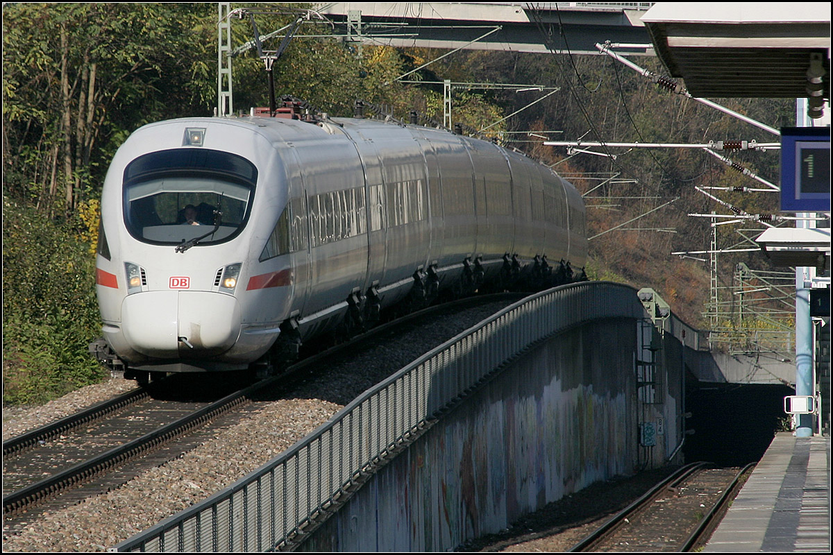 Über die Kuppe -

... oder als der ICE noch über die Gäubahn fuhr. Am S-Bahnhof Österfeld in Stuttgart-Vaihingen musste wegen der Tunnelrampe für die S-Bahn das Stadtauswärtsgleis der Gäubahn über ein Kuppe geführt werden. 

Von diesem Bild gibt es in meinen Augen noch eine bessere Version, allerdings mit abgeschnittenen Pantografen, was sicher die Dogmatiker unter den Bahnfotografen auf den Plan rufen würde.

01.11.2008 (M)