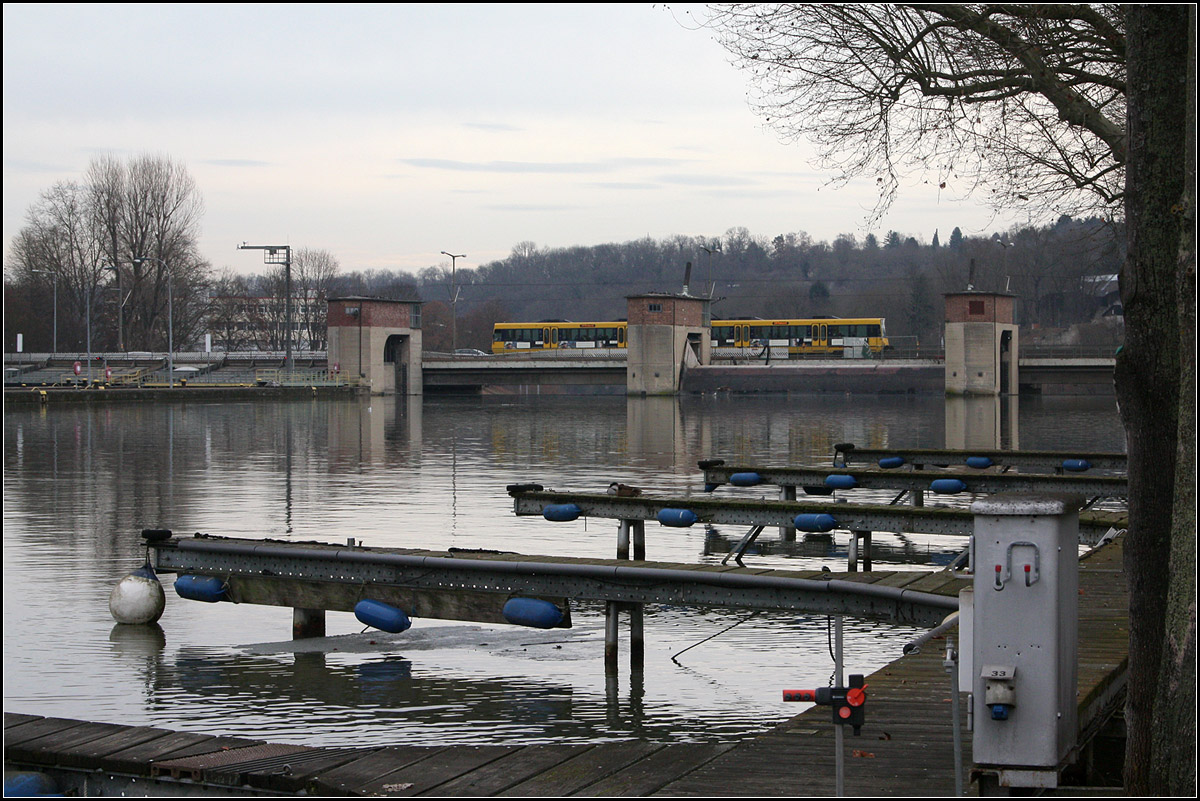 Über den Neckar -

Die Hofener Brücke an der dortigen Schleuse mit einem Zug der Stuttgarter Linie U14. Ab Ende diesen Jahres kann man hier auch Langzüge fotografieren, wenn dann auch die U12 auf dieser Strecke verkehrt.

02.02.2017 (M)