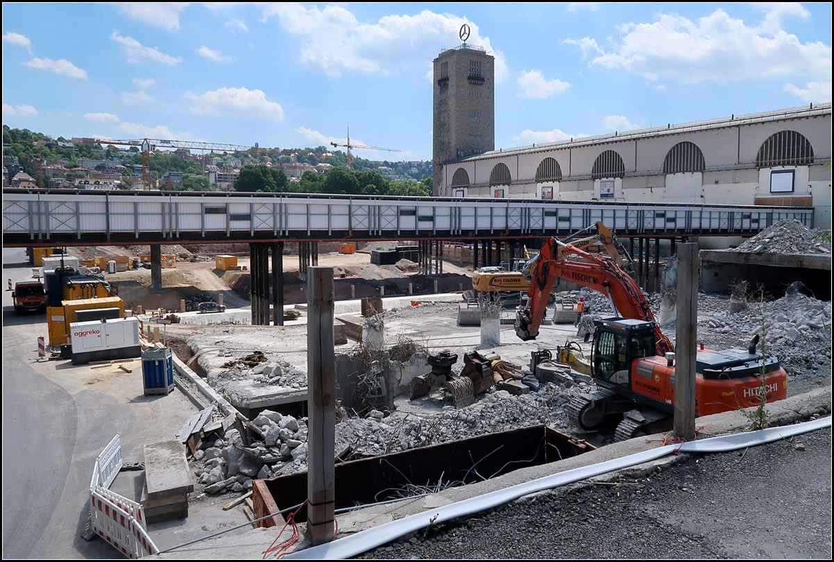 Über der S-Bahn wird abgebrochen - 

Von 1972 bis 1978 entstand unter dem Stuttgarter Hauptbahnhof die S-Bahnstation. Über dem tiefliegenden S-Bahnanlagen und unter den dortigen Kopfbahnsteigen wurde der Raum für eine Tiefgarage und den Zugängen vom Kopfbahnsteig zum S-Bahnhof genutzt. Dieser Bauwerksteil liegt jetzt dem neuen Tiefbahnhof im Weg und muss abgerissen werden. Diese Arbeiten sind momentan im Gange.

05.07.2017 (M)