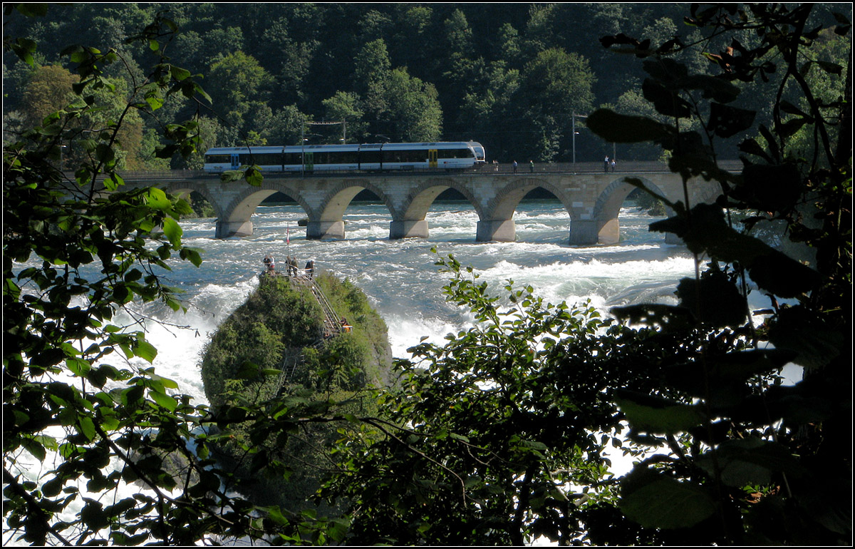 Über den wilden Rhein -

Bahnbrücke über den Rhein oberhalb des Rheinfalls.

01.09.2010 (J)