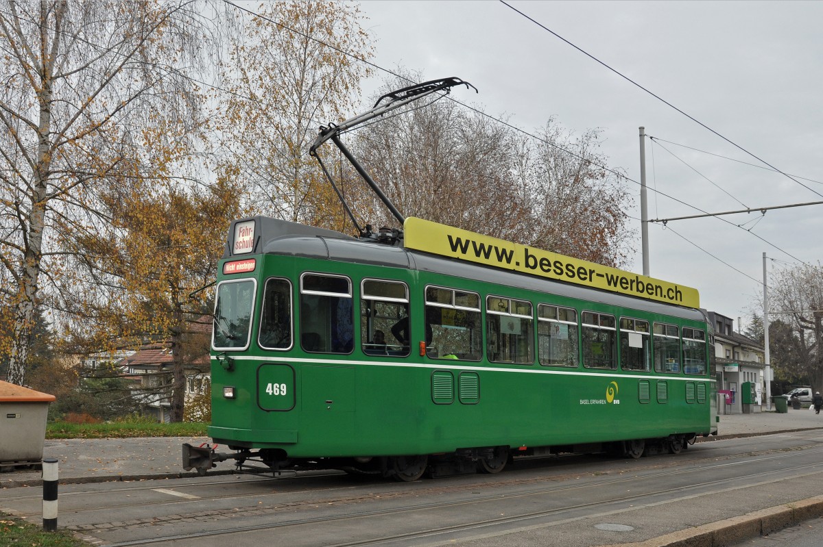 Überall sind Fahrschulen unterwegs. Auf dem Bruderholz ist der Be 4/4 469 mit einer Fahrschule angekommen. Der Be 4/4 469 wird normalerweise nur auf der Linie 3 eingesetzt. Die Aufnahme stammt vom 20.11.2014.