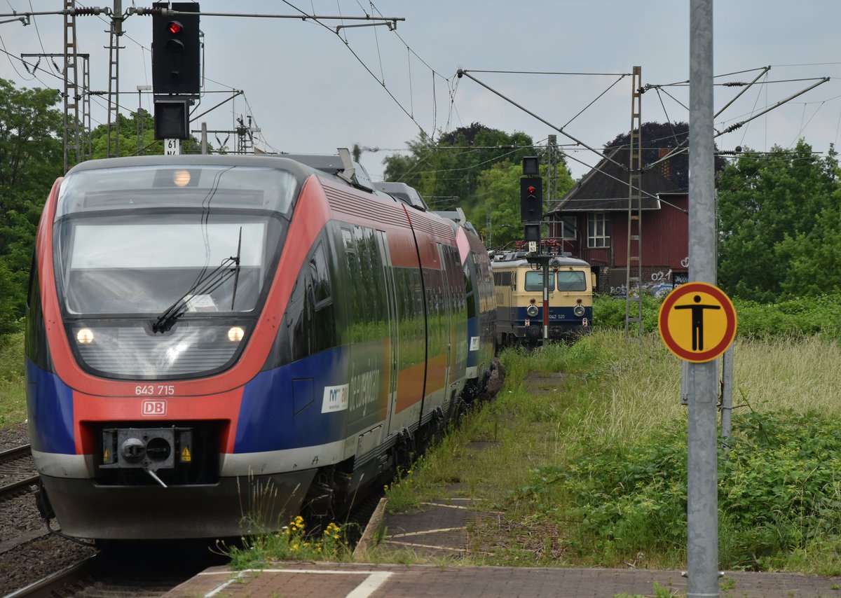 Überführungsfahrt nach Aachen.
Der Zug bestehend aus 643 712 und 643 714 der Euregiobahn durchfährt hier gerade den
Rheydter Hbf gen Aachen Hbf auf seiner Überführung aus der Werkstatt. Im Hintergrund fährt gerade ein Lokzug der CBB nach Mönchengladbach aus.
30.5.2018