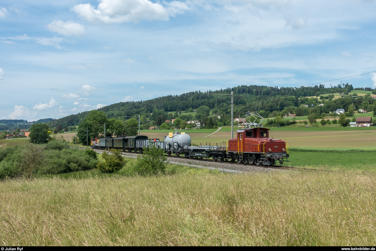 Überfuhr DVZO Ee 3/3 16363 mit GmP nach Besuch des Bahnparkfestes in Brugg am 28. Mai 2018 von Brugg nach Bauma. Kurz vor Kempten. Aufgrund der geringen Höchstgeschwindigkeit des Zuges von 40 km/h war eine Verfolgung zu Fuss und mit dem öffentlichen Verkehr problemlos möglich.
