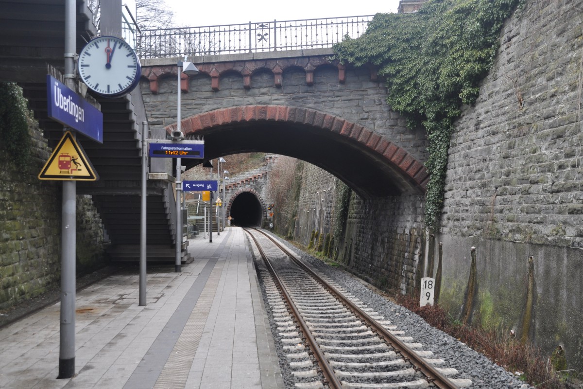 ÜBERLINGEN (Bodenseekreis), 24.02.2014, der in einem Trog gelegene Bahnhof