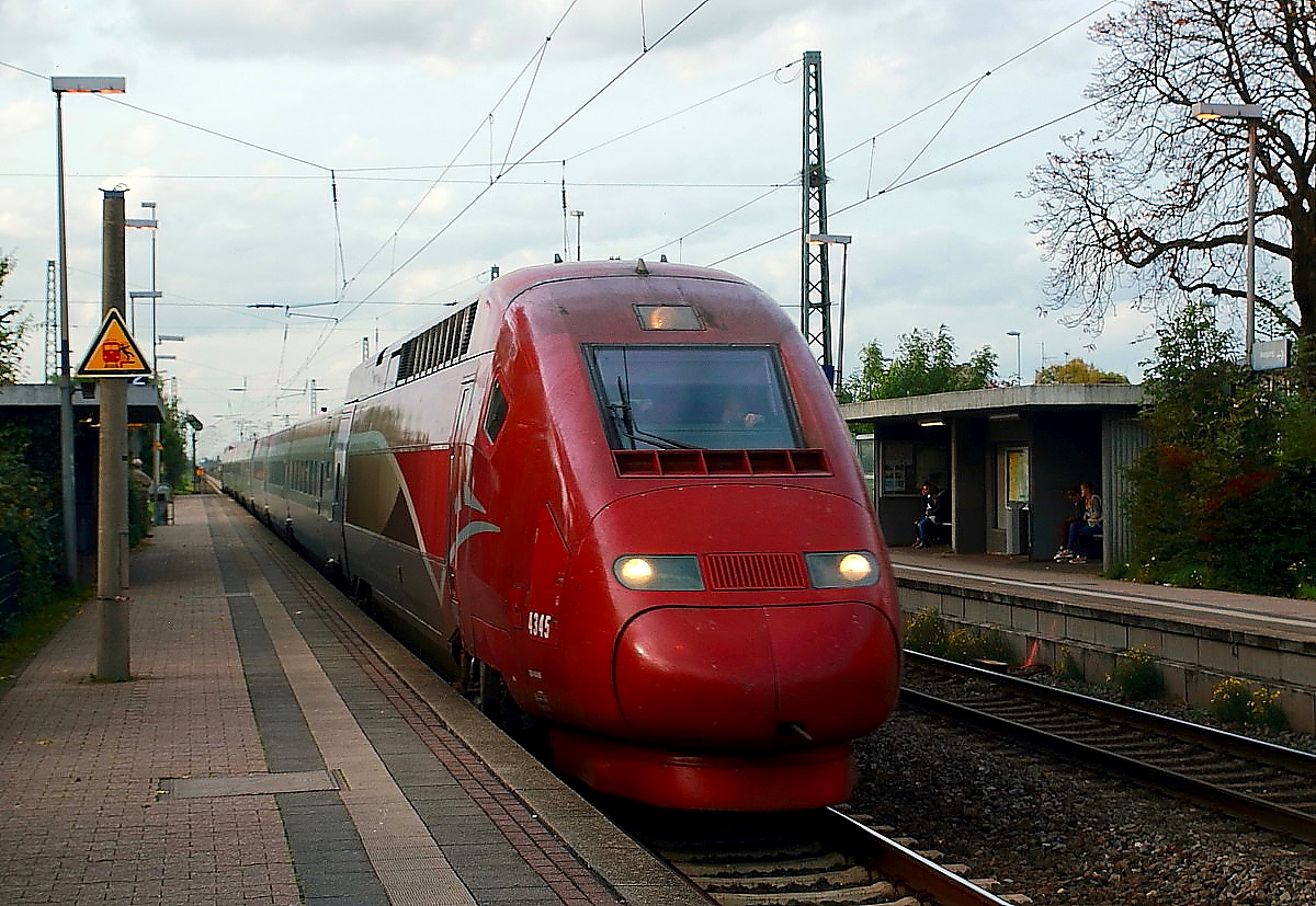 Überraschende Begegnung mit dem Thalys 4345 im Bahnhof Nievenheim am 11.10.2017: Wegen Gleisbauarbeiten im Kölner Hauptbahnhof werden einige Linien von Düsseldorf nach Köln zwischen dem 09. und 15.10.2017 über Neuss umgeleitet, dass dazu anscheinend auch der Thalys nach Paris gehört, wusste ich allerdings nicht.