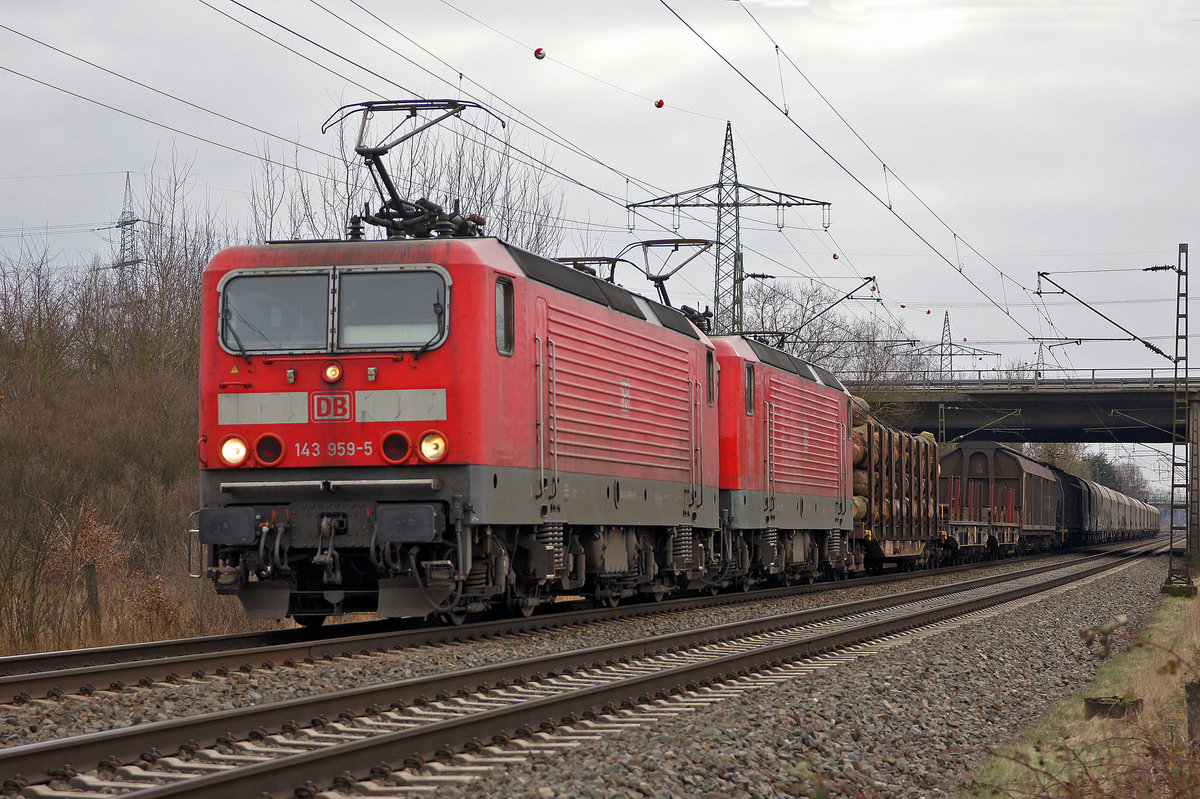 Überraschung-Doppel - Lok 143 959-5 und Schwesterlok am 18.02.2017 in Lintorf.