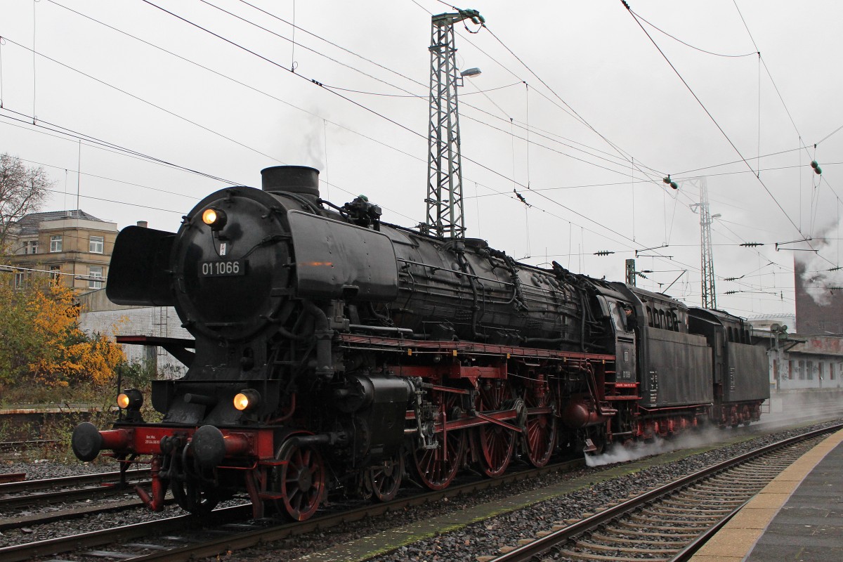 UEF 01 1066 am 6.12.13 beim umsetzen in Düsseldorf Hbf.