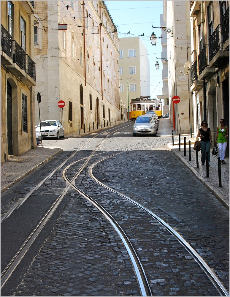 <U>Heiße Gleise.</U>

Auch wenn die Gassen in den neueren Viertel etwas breiter sind, so muss selbst die bogenerprobte Straßenbahn ausholen, um die Ecke zukommen. Bairro Alto, Lissabon im September 2010.