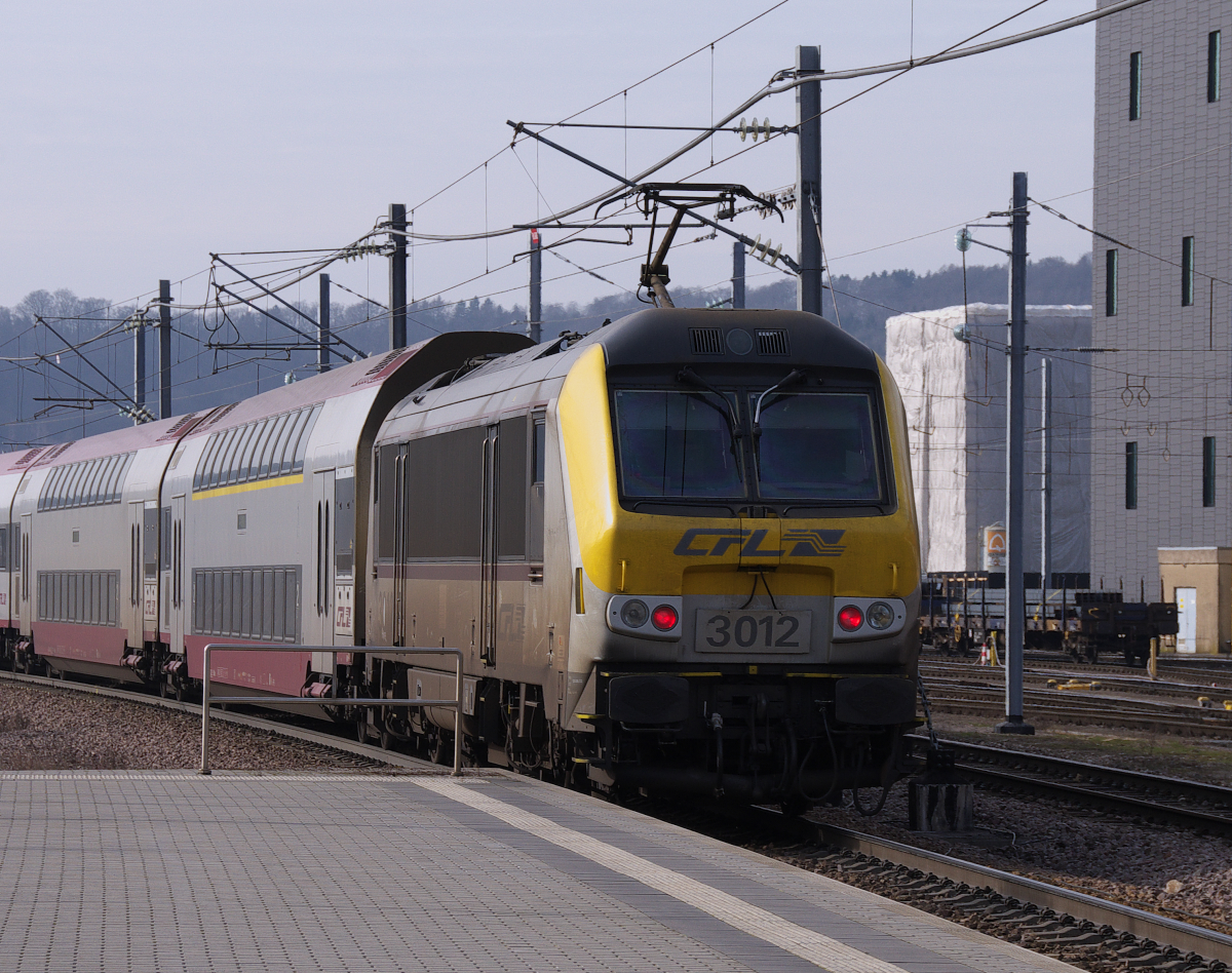Um 15.35 Uhr schiebt CFL 3012 ihren RE Luxemburg - Rodange aus dem Bahnhof Belval-Université. Entstanden auf der Fototour mit Jeanny und Hans am 07.03.2014. 
Ligne 6f Esch-sur-Alzette - Pétange.