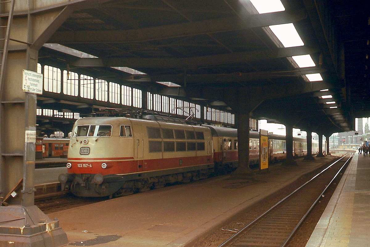 Um 1978 kommt 103 157-4 mit einem IC in der alten Halle des Düsseldorfer Hauptbahnhofes an. Bis 1979 führten die IC nur die erste Wagenklasse.