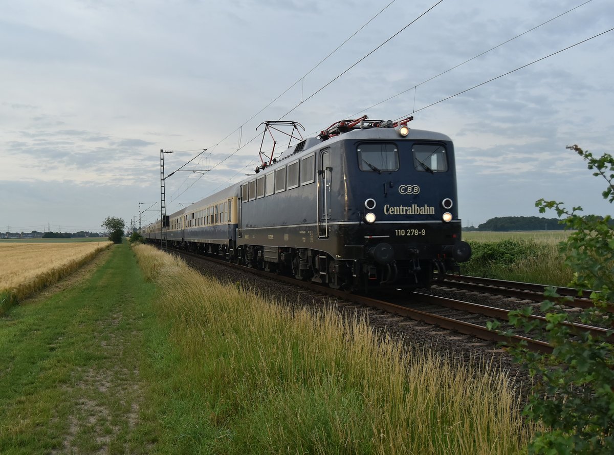 Um 6:05 des heutigen Samstag ist die 110 278-9 mit einem Rheingoldsonderzug nach Heidelberg losgefahren und Horst Lüdicke, Dennis Fiedler und mir vor die Linsen gekommen. Man darf also auf die weiteren Sichtweisen gespannt sein.
Von hieraus fuhr der Zug über Neuss, Düsseldorf, Wedau, Uerdingen, Mönchengladbach, Rheydt, Odenkirchen, Grevenbroich und dann in Köln wurde die 18 201 angehängt und es ging weiter nach Bonn-Beul. Von dort aus ging es nach Worms und Heidelberg. Samstag der 16.6.2018