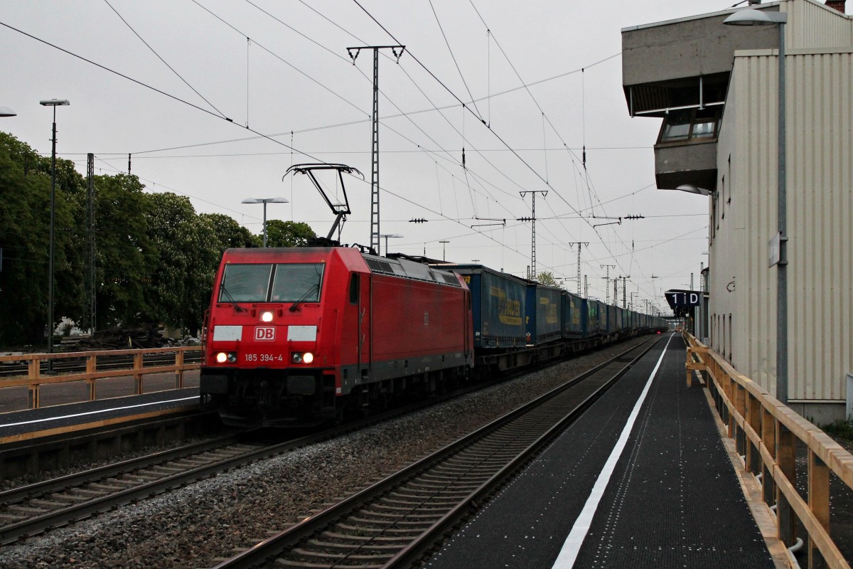 Um 6:28 am frühen Morgen des 18.04.2014 fuhr DBSR 185 394-4 mit einem LKW Walter-KLV durch den Bahnhof von Müllheim (Baden)  in RIchtung Schweizer Grenze.