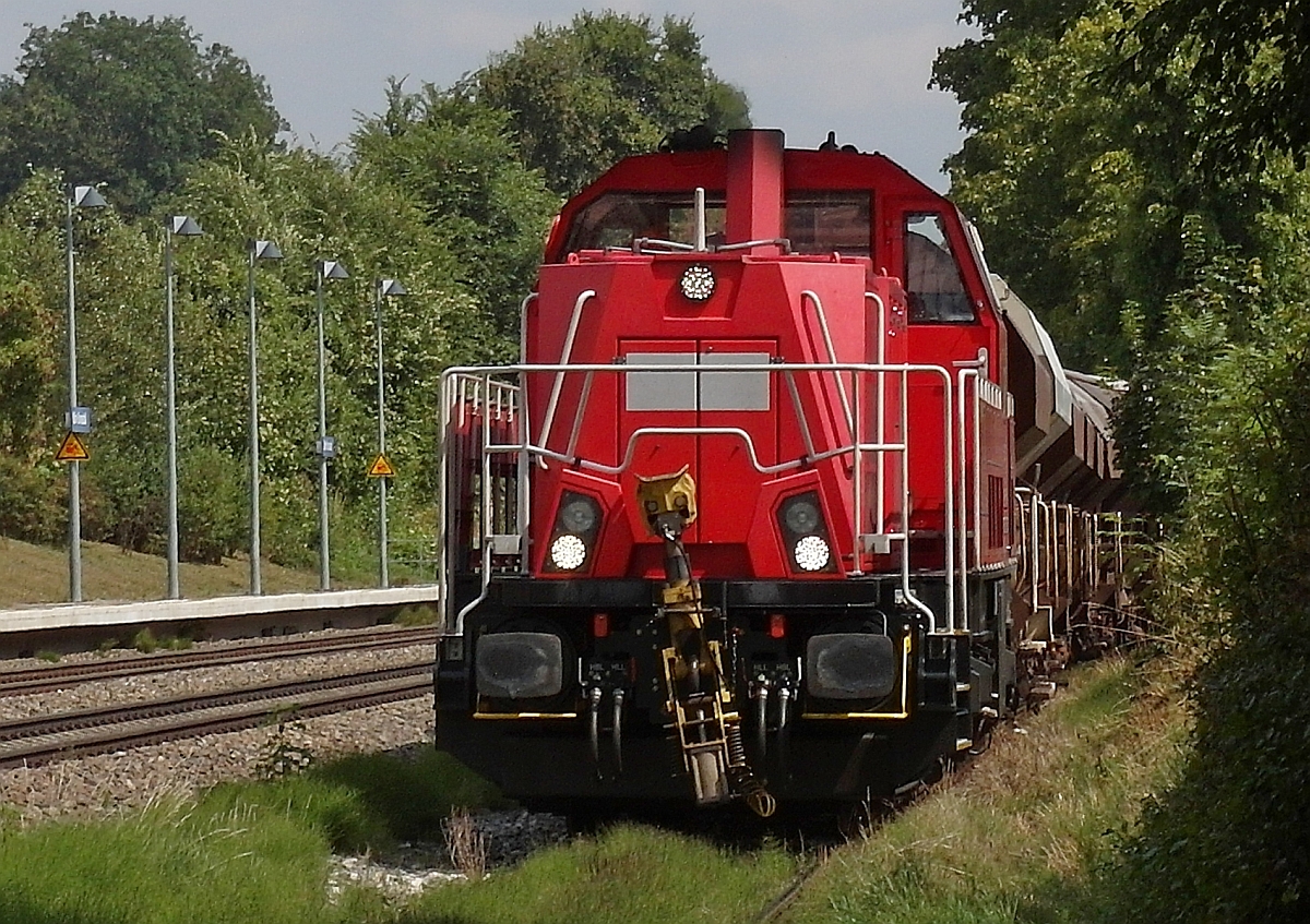Um aus dem Industriegebiet Ulm-Donautal fahren zu können, schiebt 261 003-8 der SAB (92 80 1261 003-8) Schüttgutwagen zum Kopfmachen in die Ausweichstelle. Aufnahme entstand am 18.08.2015 vom Fußweg, der über das Industriegleis zum Bahnsteig des Haltepunktes Ulm-Donautal führt.
