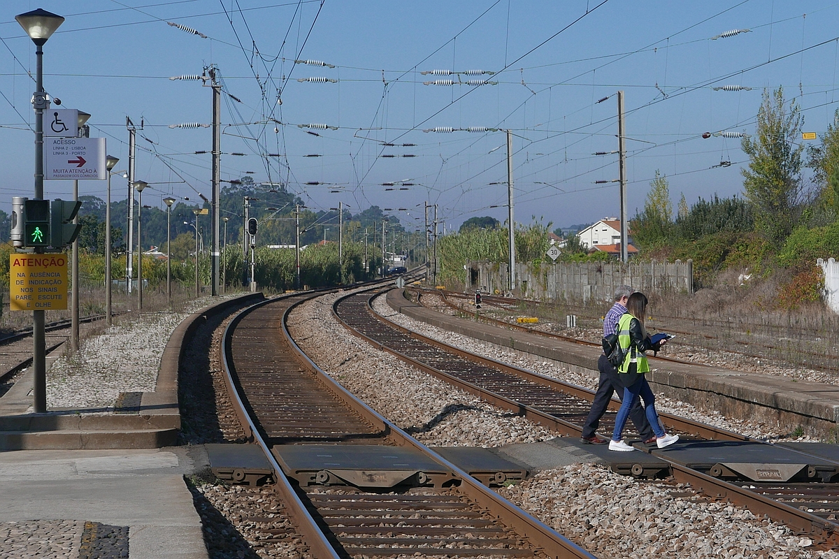 Um im Bahnhof von Ovar von einem Bahnsteig zum Anderen zu kommen, müssen die Gleise überquert werden, die durch eine Fußgängerampel gesichert sind (11.10.2017).