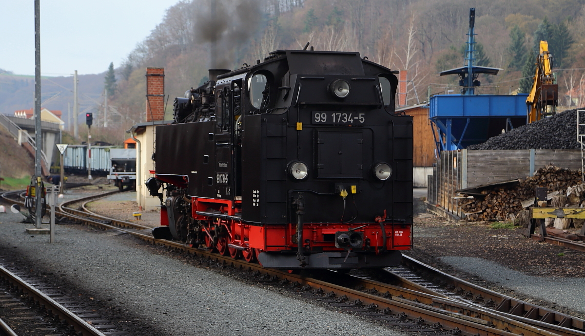 Um nach dem Wasserfassen vom Bw auf Gleis 1 im Bahnhof Freital-Hainsberg zu kommen, wo die Lok P5002 nach Dippoldiswalde übernehmen wird, muß sie den Bahnhof vorerst bis auf das Streckengleis verlassen. Hier befindet sie sich gerade in Höhe der Bekohlungsanlage. Die Aufnahme entstand am 04.04.2016.