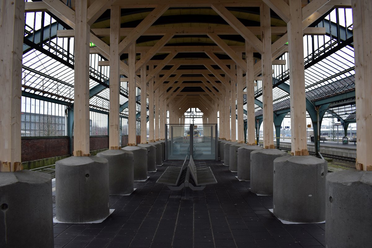 Um die Reisenden vor eventuell herabfallenden Teilen der maroden Oldenburger Bahnsteighalle zu schützen, wurde in den letzten Tagen auf dem Bahnsteig 7/8 diese Holzkonstruktion errichtet. Die übrigen Bahnsteige sollen folgen. Wie lange die Oldenburger sich an diesen Anblick gewöhnen müssen ist unklar, bis jetzt sind keine Schritte zur Sanierung der Halle unternommen worden obwohl die Schäden seit vielen Jahren bekannt sind. Aufgenommen am 08.01.2017.