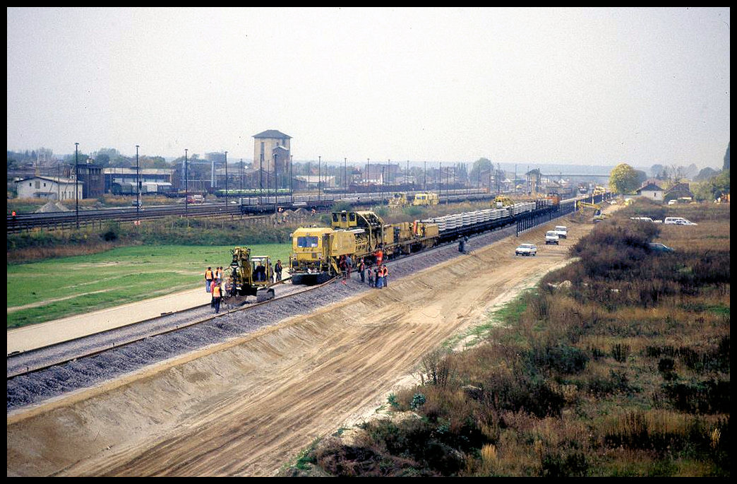 Umbauzug Plasser & Theurer auf der Neubaustrecke bei Oebisfelde am 24.10.1995.