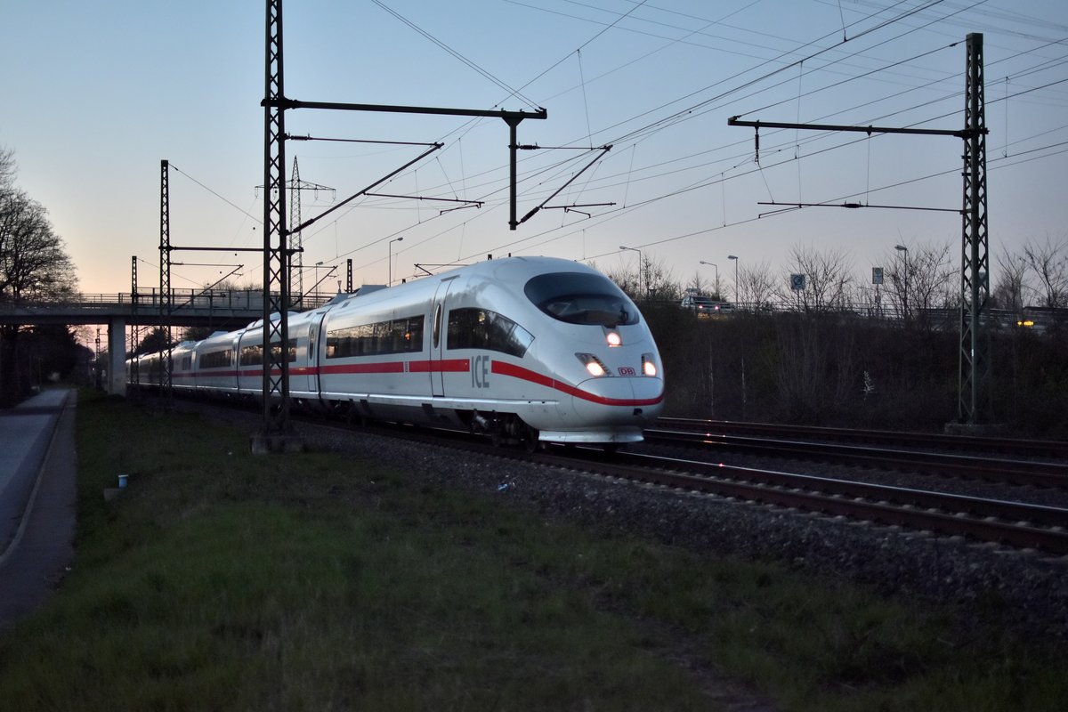 Umleiter ICE im letzten Licht des Tages in Lintorf von Duisburg nach Düsseldorf. 27.3.2017