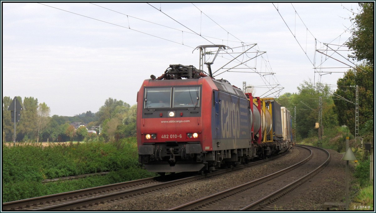 Umleiterverkehr auf der Kbs 485. Hier kommt gerade die SBB 482 010-6 mit ihrer Güterfracht am Haken in den Gleisbogen bei Rimburg gefahren.Szenario vom BÜ aus festgehalten am 11.10.14.