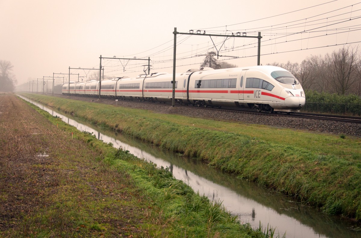 Umleitung ICE-Züge in der Nähe von Arnheim Biegung in Richtung 's-Hertogenbosch, wegen Bauarbeiten war zwischen Am 7 und 8 Dezember 2013 Utrecht und Arnheim zu. Ein seltener Moment ist, dass mann die ICE hier fotgrafieren kann. Die 4683 mit dem Namen  Limburg an der Lahn  auf dem Weg nach Nijmegen, hier bei Elst.