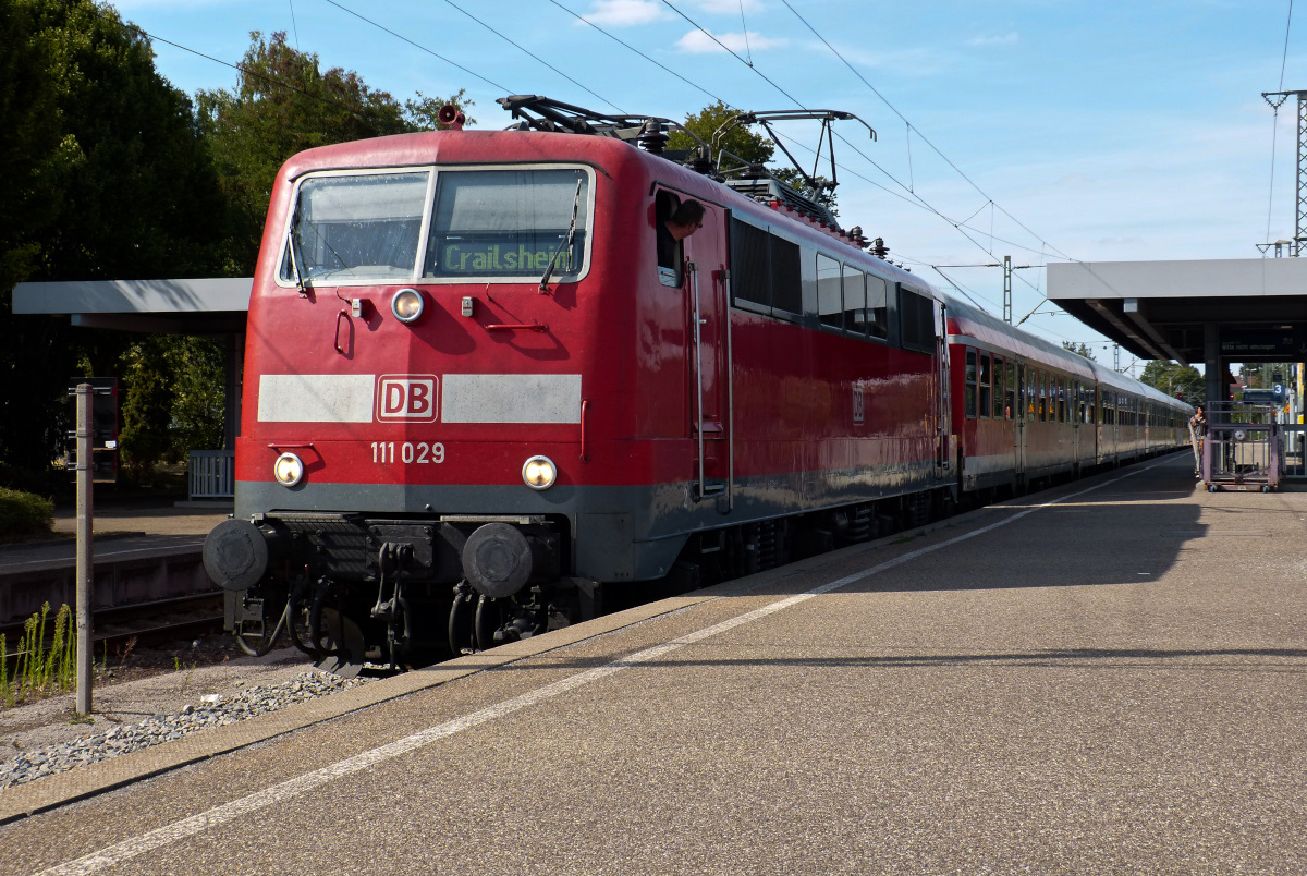 Umsichtiger Blick zurück bevor 111 029 wieder zurücksetzt aus dem Bahnhof Crailshem 31.07.2015
