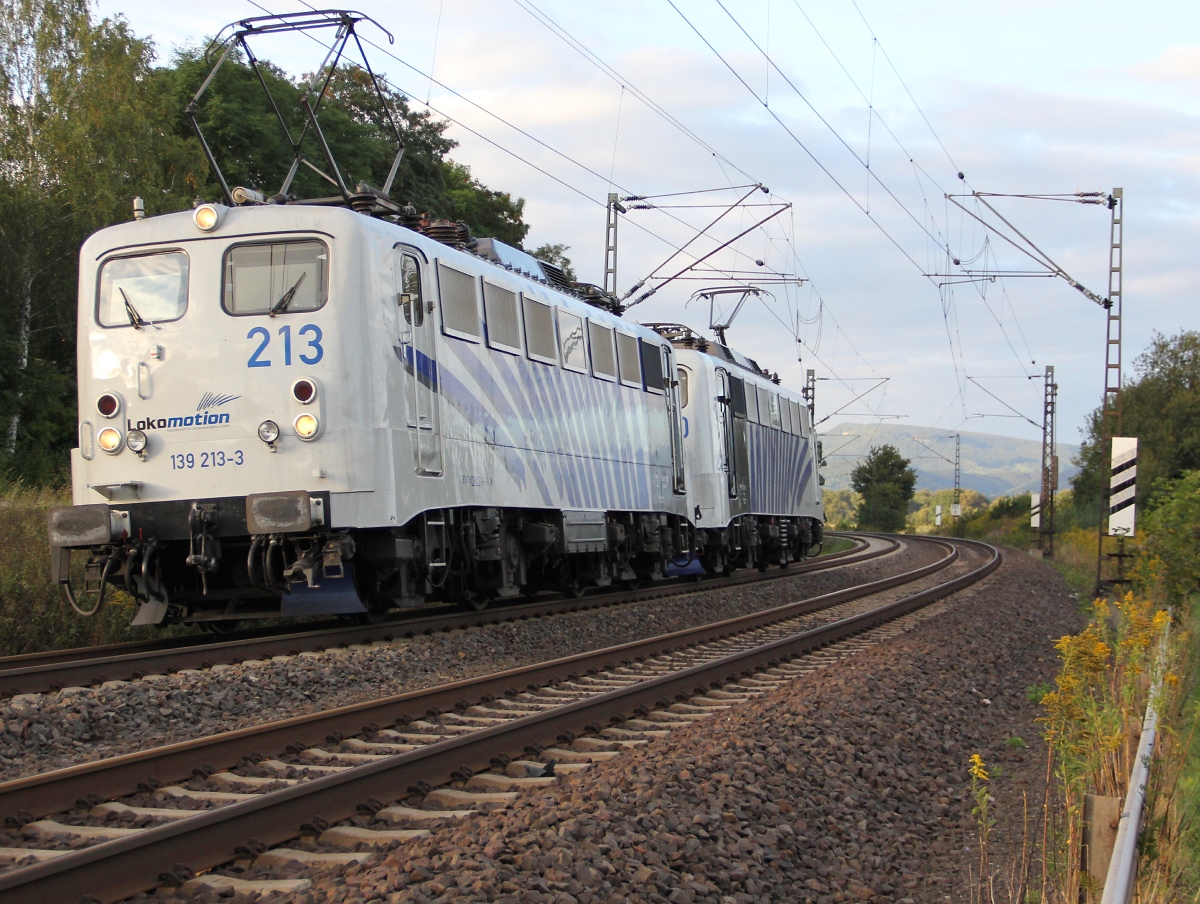 Und auch am 15.09.2013 fuhr das schon bekannte Lokomotion Doppel aus 139 213-3 und 139 260-4 auf Fahrt gen Süden vor die Linse. Aufgenommen bei Wehretal-Reichensachsen.