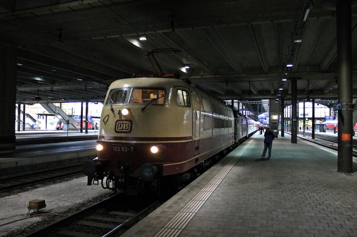 Und hier mein 1000stes Bild auf Bahnbilder.de: 103 113-7 zusammen mit ES 64 U2-070 am 16.09.2013, kurz nach dem die sie ans andere Ende des Zuges gewechselt haben, in Basel SBB. Hier stehen die Blondie am Bahnsteig 4 und wartet auf die Abfahrt in Richtung Heimat.