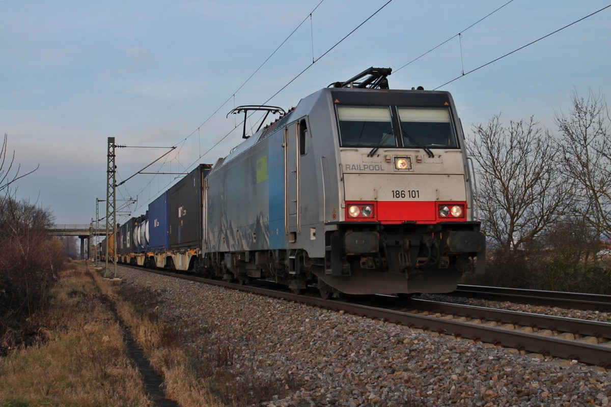 Und hier noch die Railpool/BLS Cargo 186 101 am 18.01.2014 mit einem Containerzug aus Rotterdam Waalhaven nach Melzo in Italien, südlich von Buggingen gen Basel. Vor der Bespannung von Railpool E186er, fuhren angemietete MRCE 189er der Firma ERS die Züge, die auch heute noch die Betreiber der Züge ist, aber mit BLS Cargo kooperiert und die Containerzüge von den angemietetn E186er von Railpool nun bespannt werden.