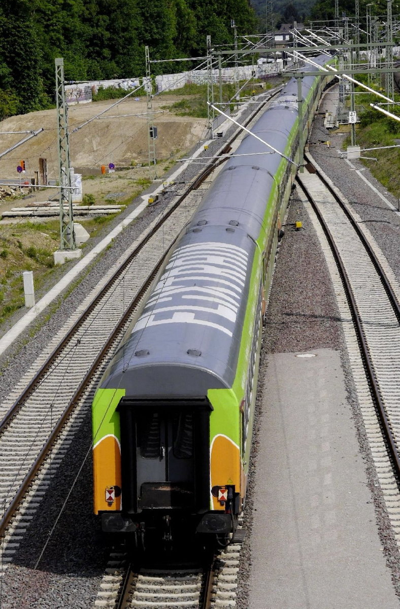 Und so sieht das dann von oben aus. Wie die Fernzüge der DB auch, wird der FlixTrain Köln - Hamburg zwischen Köln und Düsseldorf während der Bauarbeiten auf der KBS 415 über Opladen und Hilden umgeleitet. Er fährt in dieser Zeit wie der Thalys den Düsseldorfer Hauptbahnhof nicht an, sondern benutzt die Güterstrecke über D-Eller, D-Rath und Tiefenbroich direkt bis Duisburg. Während umgeleitete DB-Züge erst nach der Durchfahrt in Opladen auf die Güterstrecke wechseln, wurde der Flix am 11.5. von Anfang an über die 2324 geführt. Opladen, 11.5.18.