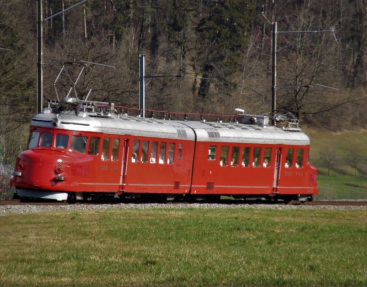Und wieder mal ist der Roter Doppelpfeil  Churchill  auf einer 3-stündigen Brunchfahrt unterwegs: Die SBB RAe 4/8 Nr. 1021  Churchill  fuhr am 26.2.17 um 10.15 Uhr von Zürich HB eine Rundfahrt via Winterthur, Bauma, Rapperswil und Thalwil. Um 13.42 Uhr kam der Churchill-Pfeil auf Gleis 8 in Zürich HB an. Die Aufnahme entstand um 11.24 Uhr zwischen Rämismühle-Zell und Rikon, auf der 1-spurigen  43,6 Kilometer langen Tösstalstrecke der ehemaliger Schweizer Eisenbahnunternehmen Tösstalbahn, abgekürzt TTB. Im Bild zeigt der SBB Triebzug seine  Rückseite  (der Führerstand musste vom Lokführer auf dieser Brunchfahrt nicht wechseln)mit rotem Schlusslicht.