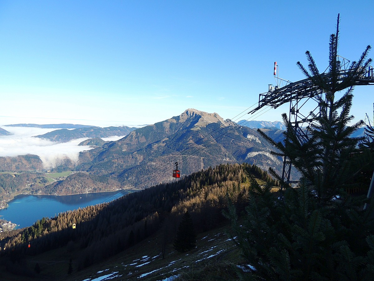 Unermüdlich bringen seit 1957 die gelben u. roten Gondeln der Zwölferhorn-Seilbahn Personen in einer Fahrtzeit von rd. 16 Minuten auf den 1522mtr. hohen Aussichtspunkt über dem Wolfgangsee; 2017 wird nach 60Jahren Betriebszeit eine neue Seilbahn fällig werden; 141123