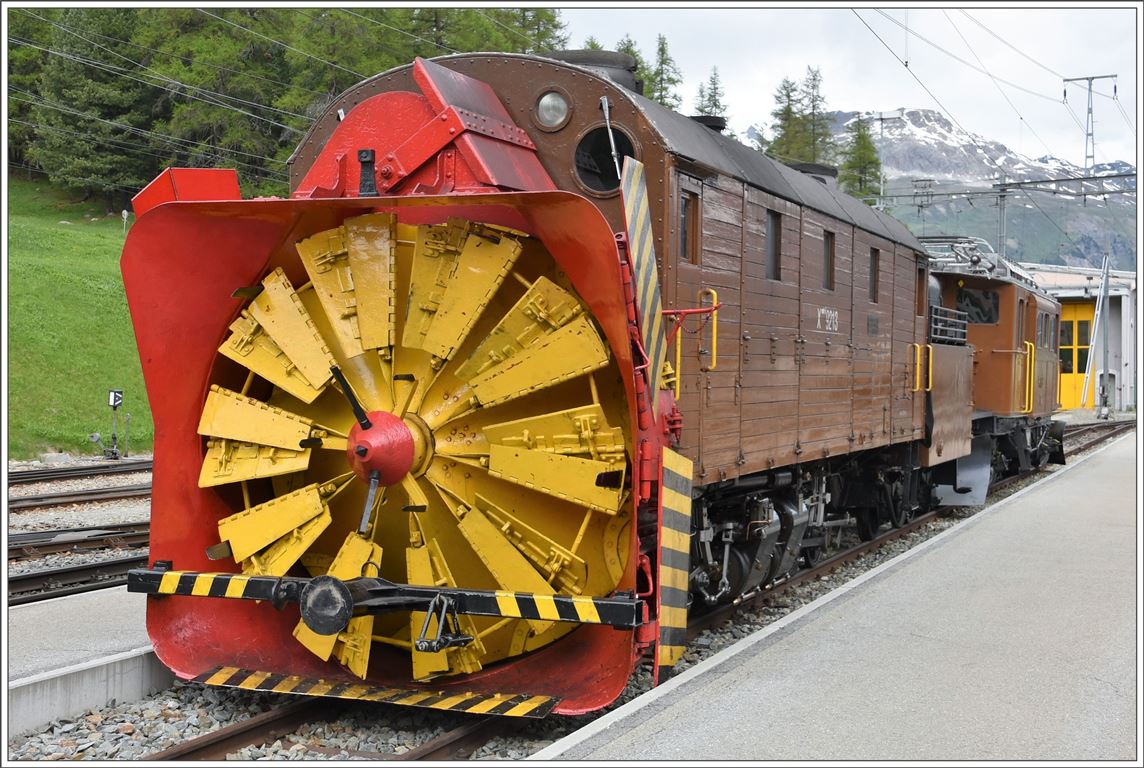 UNESCO Welterbetag bei der RhB. Dampfschneeschleuder Xrot d 9213 und Ge 4/4 182 in Pontresina. (12.06.2016)