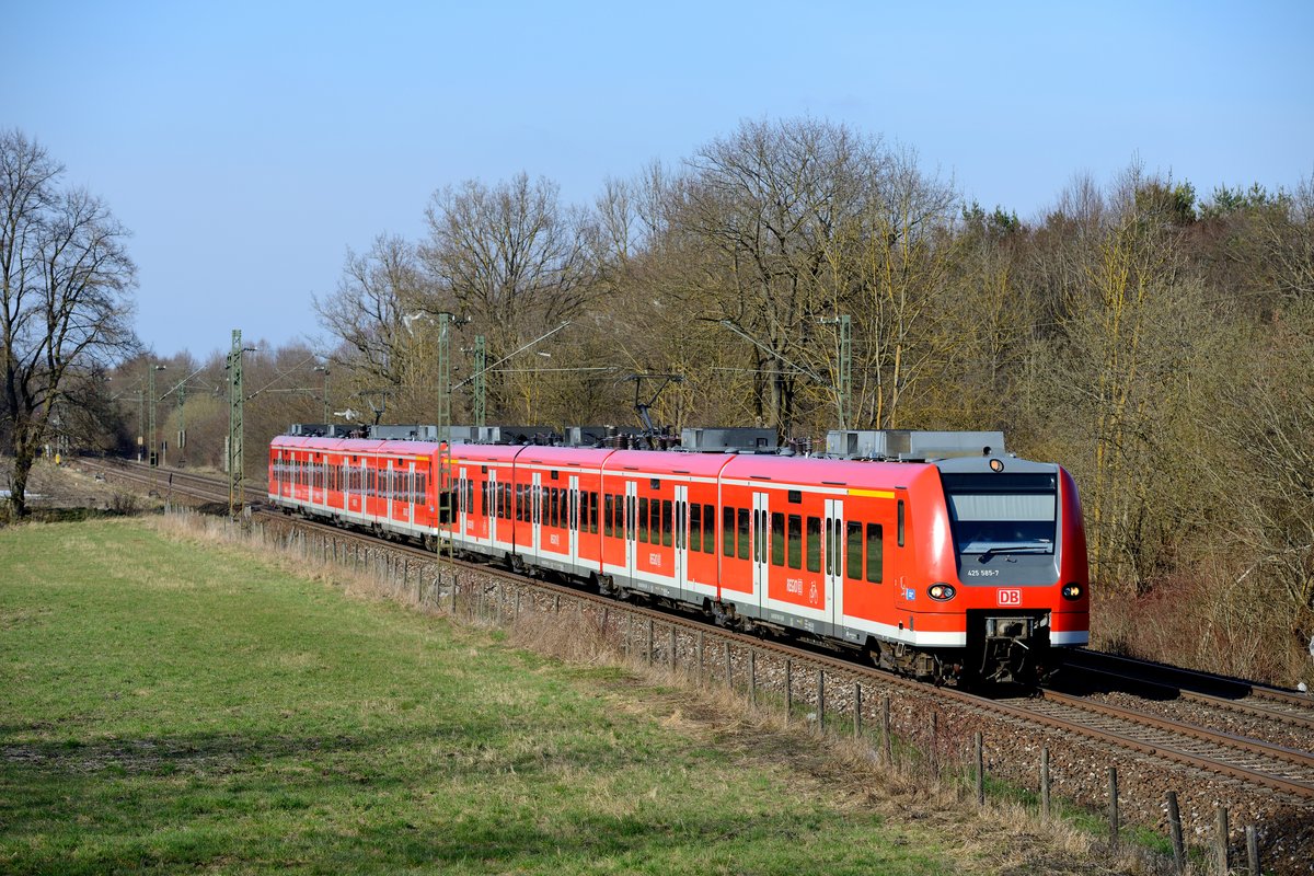 Ungeliebte Alltagskost - das sind die Triebwagen der Baureihe 425 von DB Regio. Von Eisenbahnfans vollkommen unbeachtet, haben die Triebwagen dieser Baureihe in jüngerer Vergangenheit viele Einsatzgebiete in Südbayern abgeben müssen. Zwischen Freising und Landshut pendeln sie allerdings noch im Regionalbahn-Dienst. Am späteren Nachmittag findet immer eine Leerfahrt nach München statt, um dann als Berufsverkehrverstärker nach Landshut zurückzukehren. Am 07. April 2015 wurde diese Leistung mit dem 425 185 bei Oberschleißheim dokumentiert.
