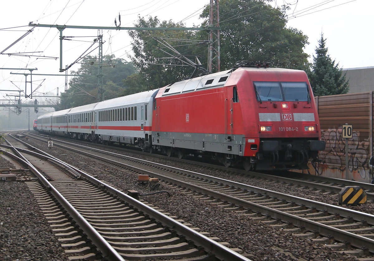 Ungewöhnlich: 101 084-2 mit einem IC in Fahrtrichtung Seelze. Aufgenommen am 02.10.2014 in Hannover Linden-Fischerhof.