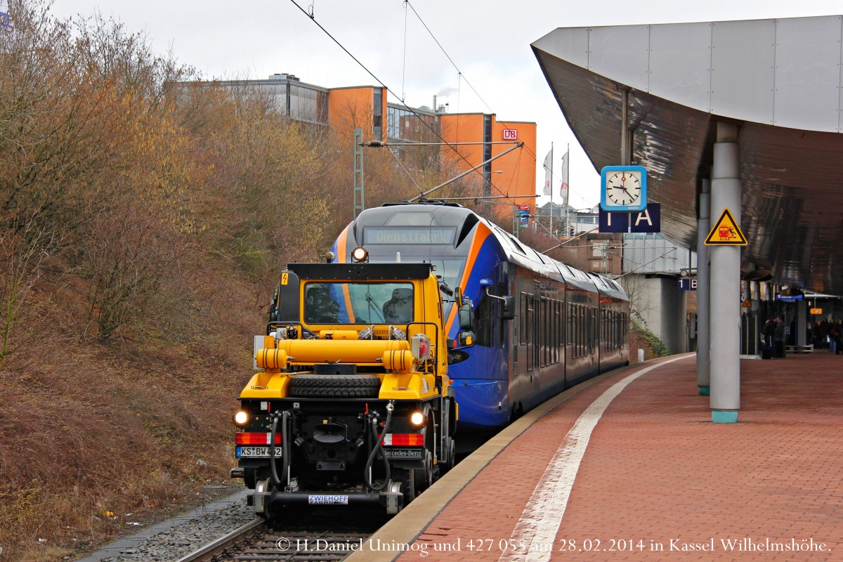 Unimog zog den 427 055 am 28.02.2014 aus Kassel-Wilhelmshöhe heraus.
