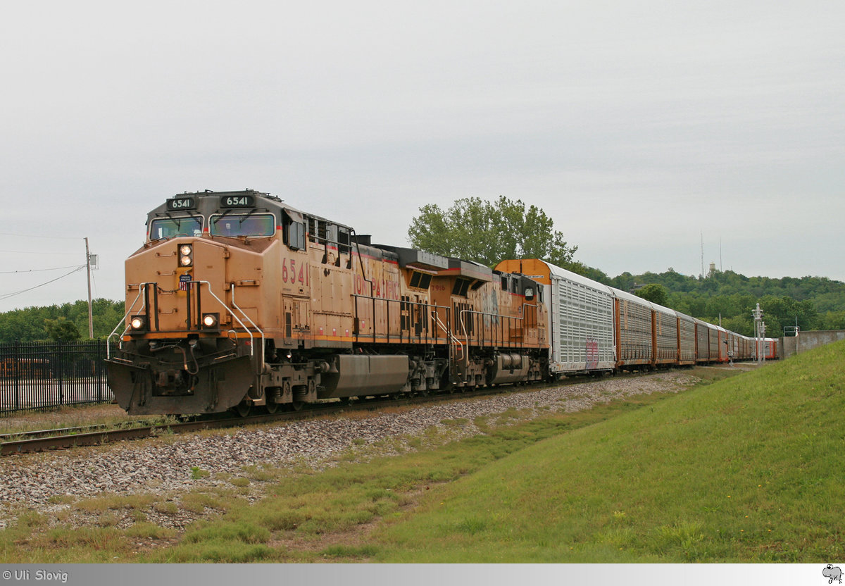 Union Pacific Lok # 6541 (GE AC44CW) und Lok # 7916 (GE AC45CCTE) befördern einen leeren Autozug durch die Ortschaft Hannibal, Missouri / USA am 16. Mai 2016.