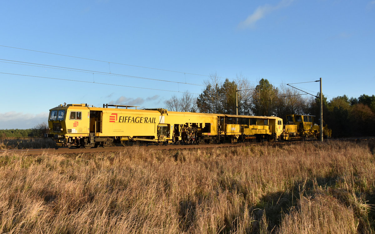 Universalstopfmaschine 99 80 9424 009-5 der Eiffage Rail, kommend aus dem Hagenower Land. 04.12.2017, 3km östlich von Büchen.