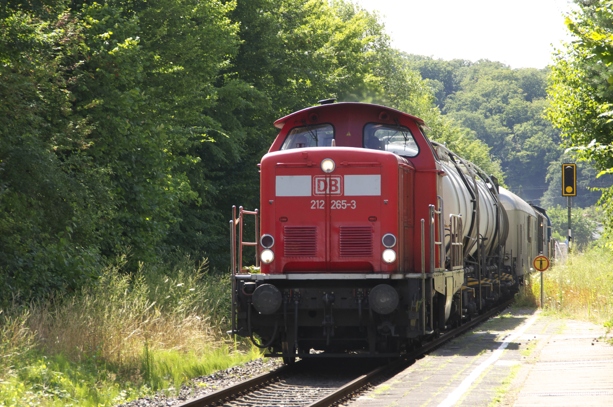 Unkrautspritzzug: 212 329-7 und 212 265-3 brausten mit Tempo 80 Km/h durch den Haltepunkt Siersburg auf der Niedtalbahn. 18.07.2018