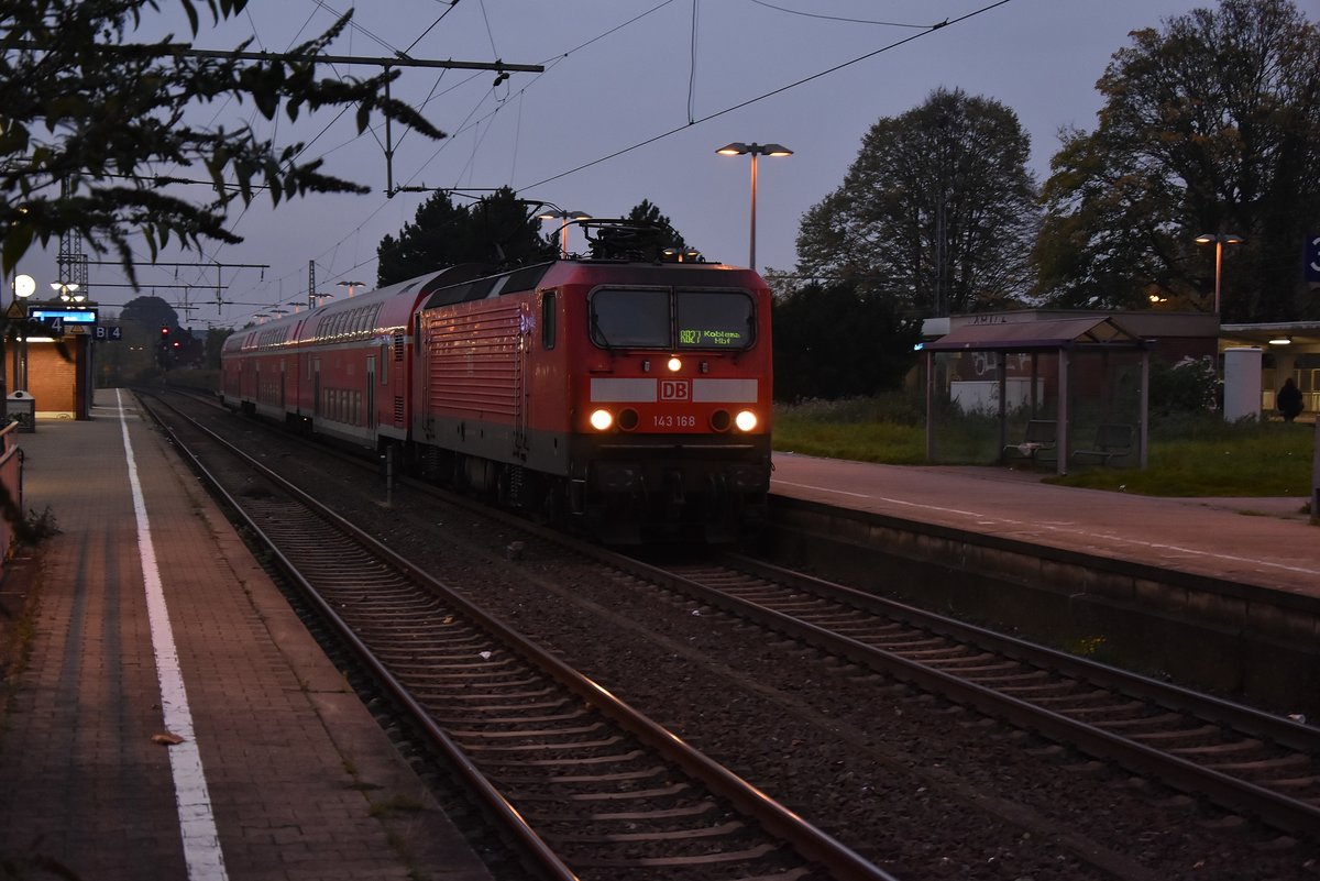 Unschwer zu erkennen ist das Ziel der RB 27 die in Rheydt an Gleis 3 steht am heutigen Abend. Hoffen wir das die 143 168 ohne viel Verspätung in Koblenz ankommt.
Heute sind einige Züge nach Aachen Hbf am Abend ausgefallen, der RB33 der um siebzehnuhrfünfundzwanzig fahren sollte und der RE4 Verstärker der um siebzehnuhrfünfzehn Rheydt gen Aachen fahren sollte.
07.11.2017