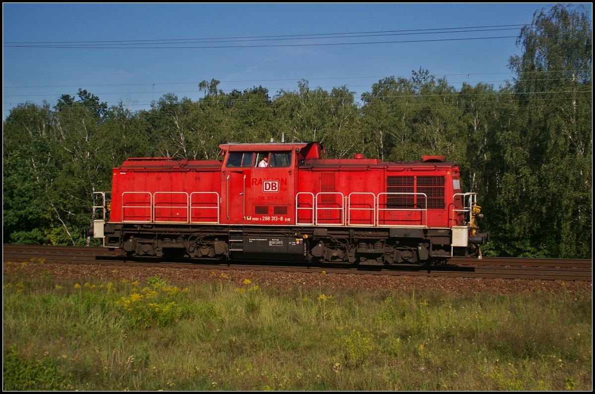 Unsere tägliche Kaffeelok gib uns heute, so auch am 29.08.2017 als DB Cargo 298 313-8 zu ihrem Zug durch die Berliner Wuhlheide rollte. Der Tf hatte seine sichtliche Freude als er die üblichen Verdächtigen sah und daher auch einen tollen Gruß zurück!