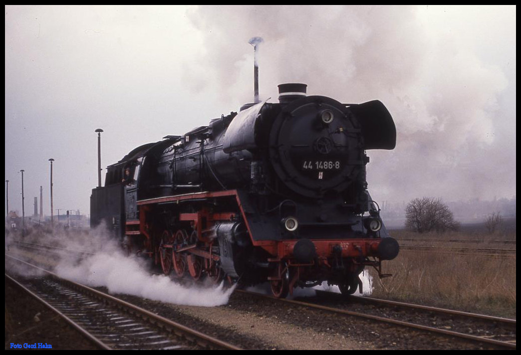 Unter Dampf präsentierte sich 44486 am 21.3.1992 im BW Staßfurt.