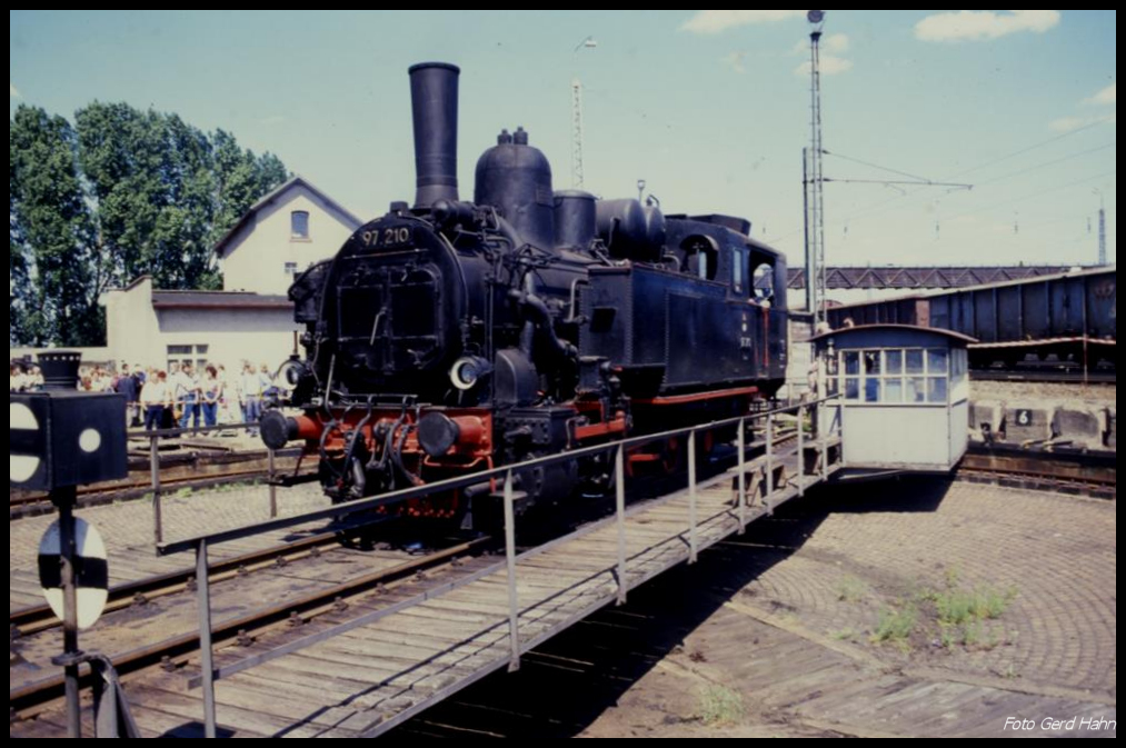 Unter Dampf wurde die ehemalige Erzbergbahn Lok 97210 der ÖBB am 26.5.1990 den Teilnehmern des BDEF Tages im Museum Darmstadt Kranichstein vorgeführt.