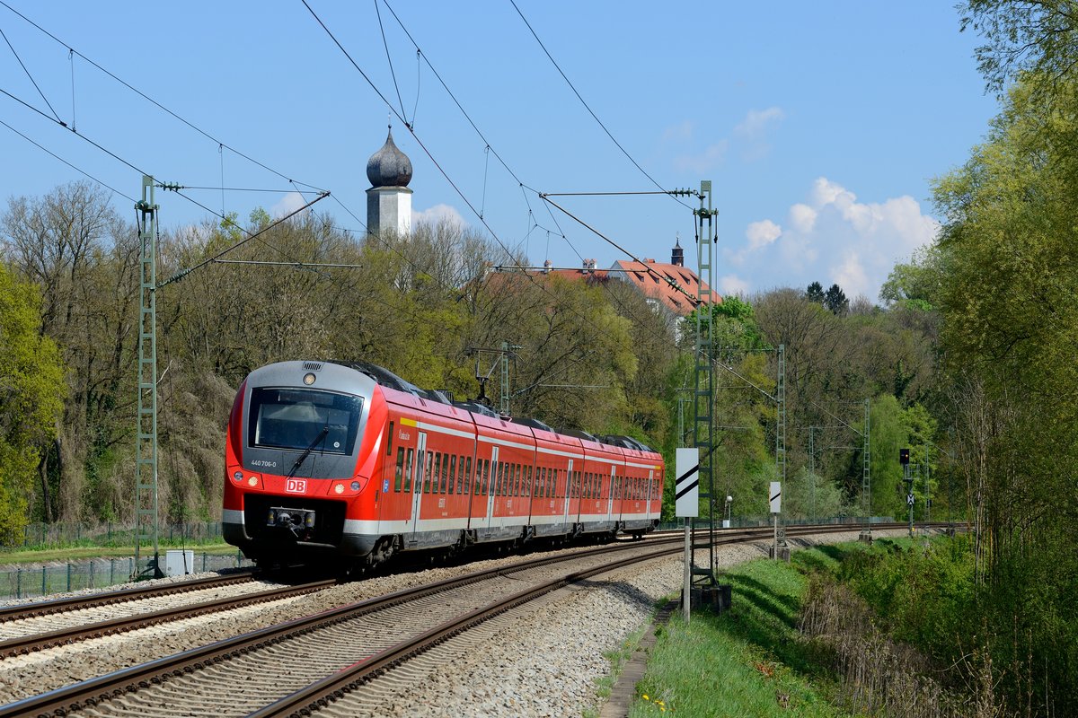 Unter dem Schloß Isareck konnte am 23. April 2014 der ET 440 706 als RE 4065 nach München HBF abgelichtet werden. Die im Hintergrund erkennbare Quellbewölkung kündet vom nahenden Ende des Fotoausflugs an die KBS 930.