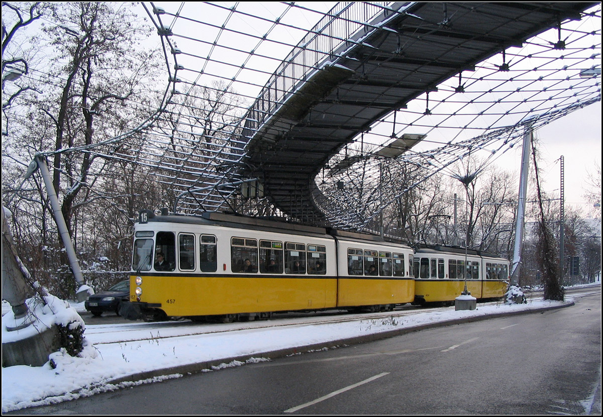 Unter dem Seilnetz -

Eine Straßenbahn der Stuttgarter Linie 15 am Löwentor. 

29.12.2005 (J)