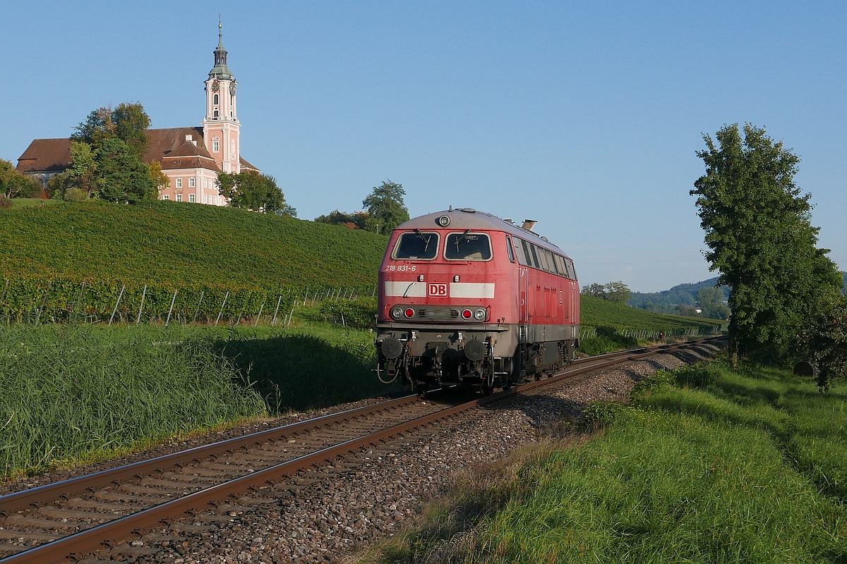 Unterhalb der Wallfahrtskirche Birnau befindet sich 218 831-6 auf der Fahrt Richtung Friedrichshafen/Ulm (22.09.2017).