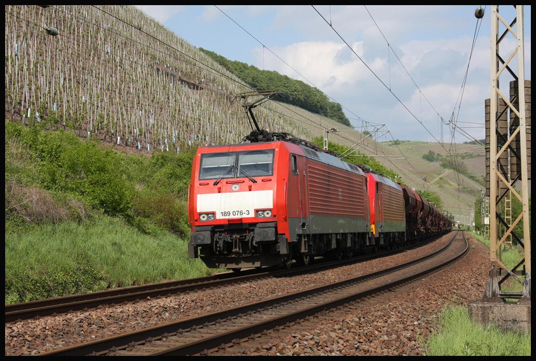 Unterhalb der Weinberge bei Kanzem kommt hier am 1.5.2018 ein Schotterzug mit Doppelbespannung in Richtung Trier vorbei. 189076 der DB ist vorn und führt den Zug um 15.59 Uhr am Fotografen vorbei.