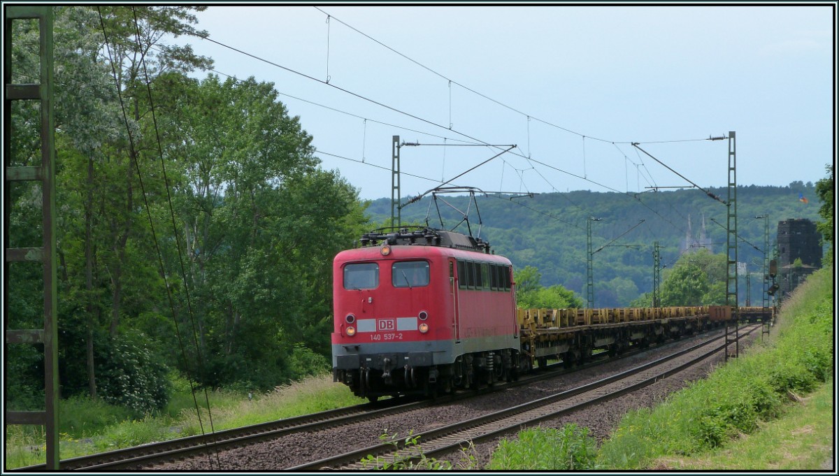 Unterwegs bei Erpel am Rhein,die 140 537-2 mit einen Schienentransportzug am Haken.
Bildlich festgehalten im Juni 2013.