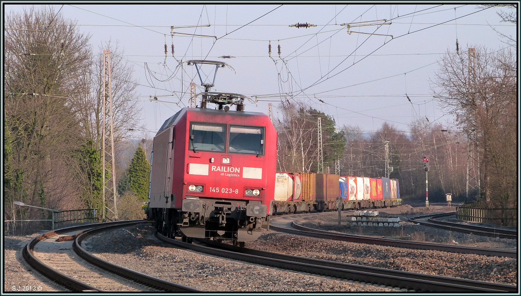 Unterwegs bei Eschweiler (Rhl) auf der KBS 480. Die 145 023-8 mit ihrer Gterfracht,
bildlich festgehalten im April 2013.